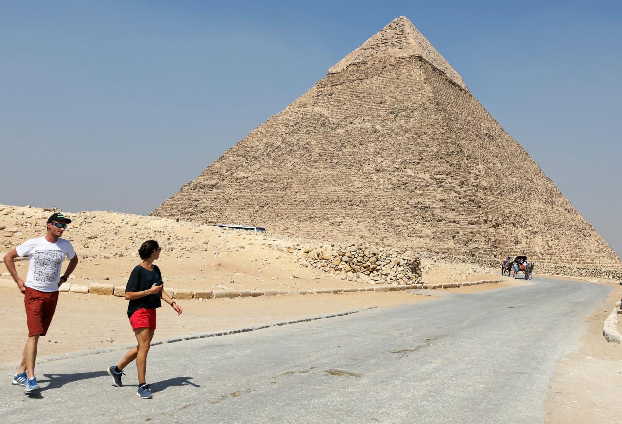 Куча пирамид. Пирамида Хеопса туристы. Египет пирамиды туристы. Пирамиды Гизы туристы. Египетские пирамиды с туристами.